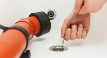 Técnica para desentupimento de ralos em Curitiba